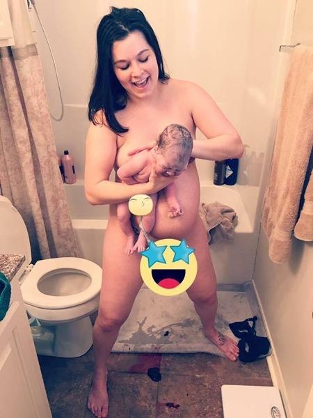 Marissa e seu bebê, nascido em casa, sem assistência médica, por escolha dos pais - Reprodução/Facebook