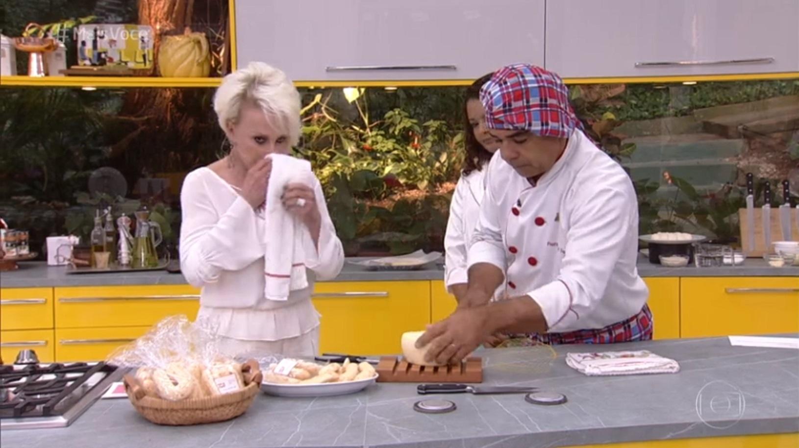 Ana Maria Braga limpa nariz com pano de prato utilizado para enxugar queijo - Reprodução/TV Globo