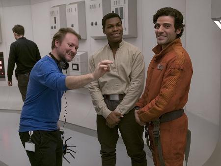 O diretor Ryan Johnson com os atores John Boyega (Finn) e Oscar Isaac (Poe) nos bastidores de "Star Wars: Os Últimos Jedi" - Reprodução