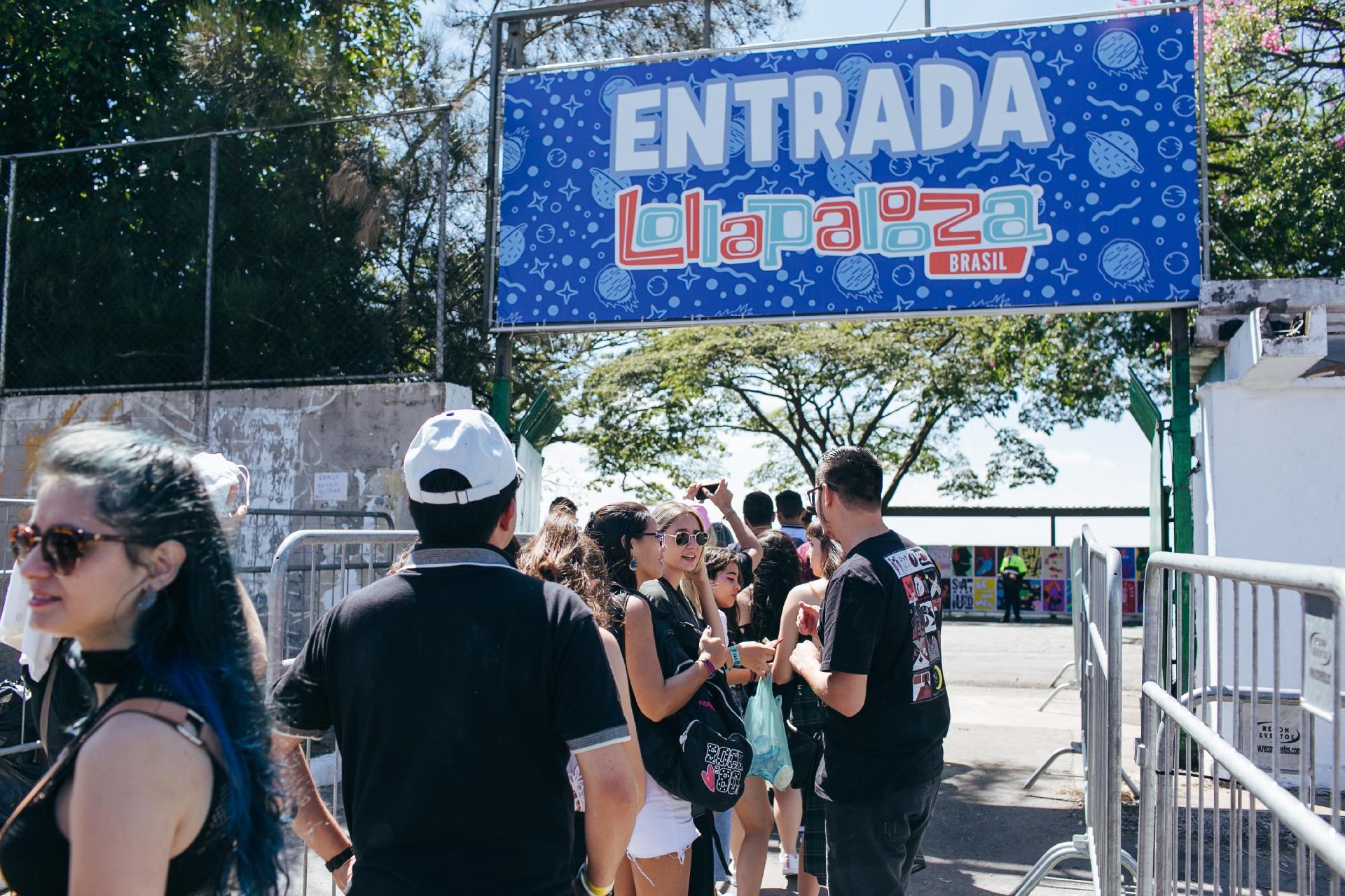 Público se reúne aguardando a abertura dos portões para o segundo dia do Lollapalooza, em São Paulo. Dia tem como destaque o Pearl Jam - Felipe Gabriel/UOL