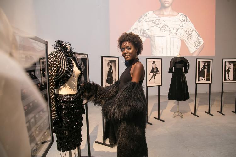 A visita de Natasha à São Paulo Fashion Week pela primeira vez, quando tinha 14 anos, em 2018 - Divulgação - Divulgação