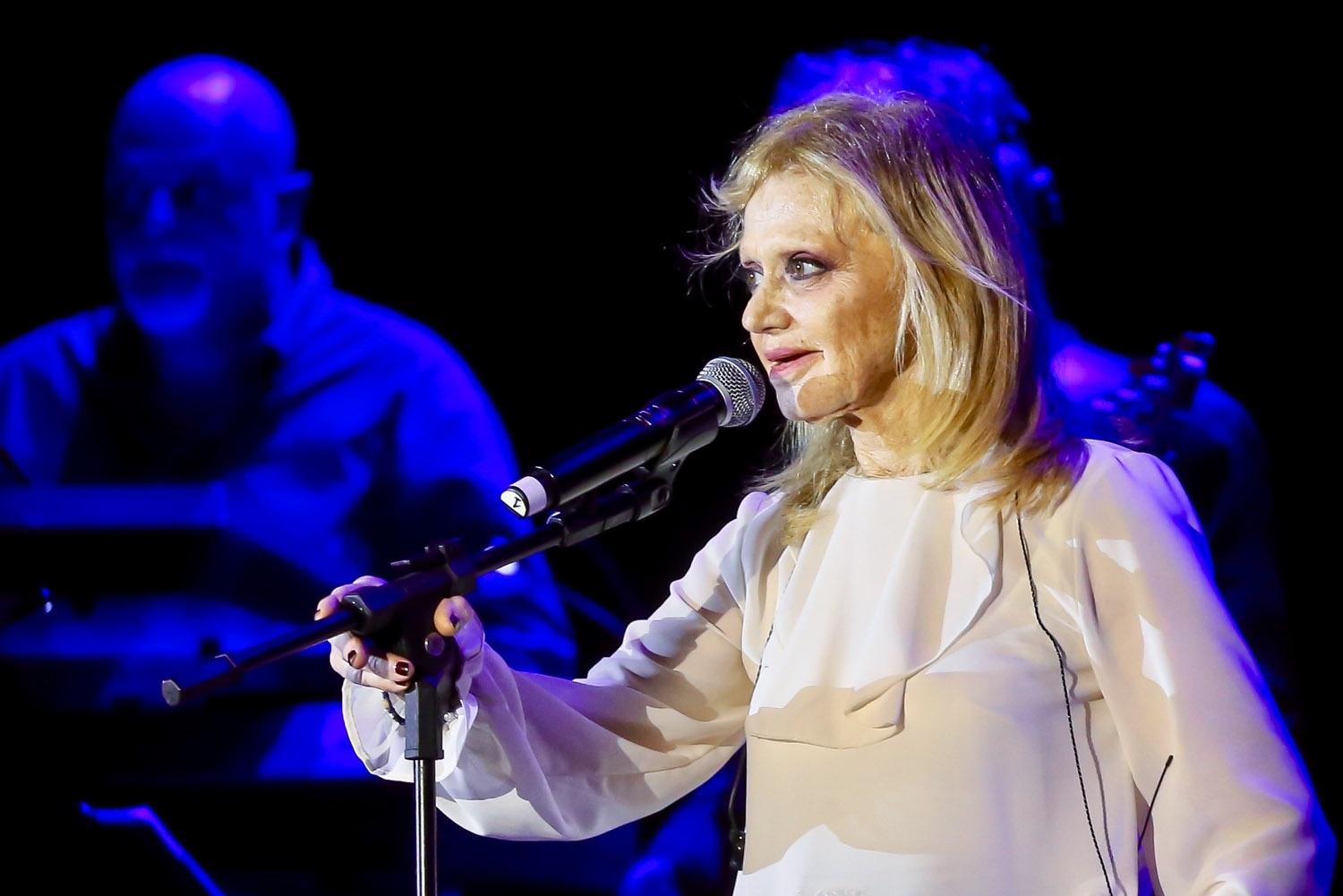 Cantora Rita Pavone passa mal e sai carregada do palco em show no Brasil - Manuela Scarpa/Brazil News