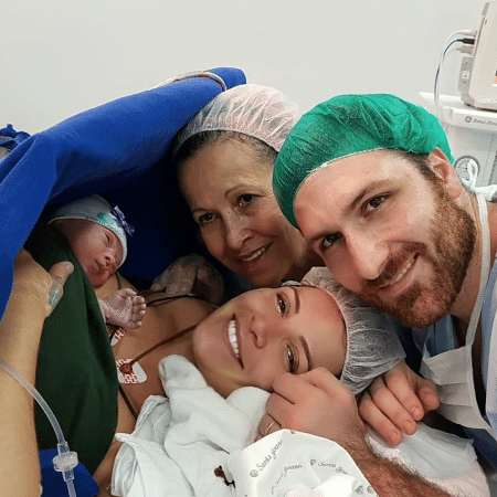 Renata del Bianco após o parto de Aurora, com o marido e sua enfermeira obstétrica - Reprodução/Instagram
