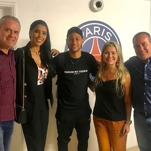 Luis Roberto, Niara Meireles, Neymar, Jacy Santos (mulher do locutor esportivo) e o diretor da Verdes Mares Fábio Ambrósio - Reprodução - Reprodução