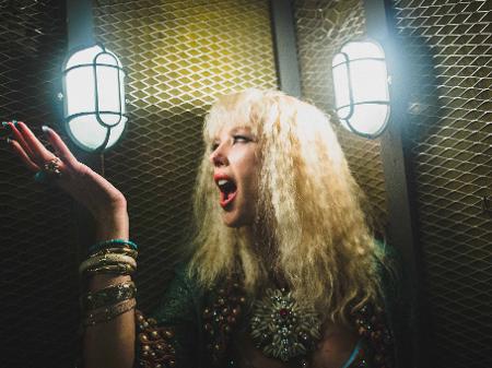 Gianne Albertoni interpreta Elke Maravilha para o filme "Chacrinha: O Velho Guerreiro" - Suzanna Tierrie/Divulgação