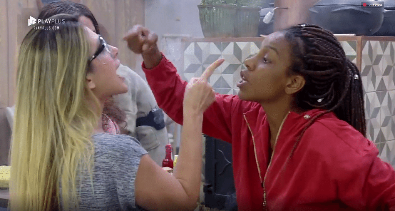Nadja Pessoa e Luane Dias têm briga feia na cozinha da casa - Reprodução/Play Plus