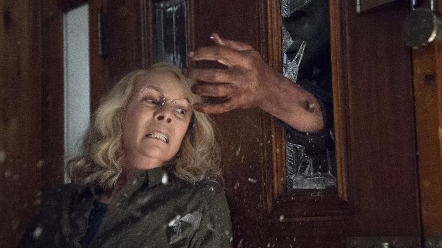 Laurie Strode (Jamie Lee Curtis) luta com Michael Myers em "Halloween 2018" - Divulgação