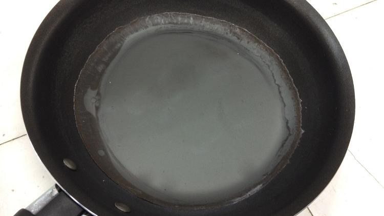 Pesquisa em laboratório incluiu panela com fundo de teflon: ao centro, a membrana sólida criada por Raíssa - Arquivo pessoal - Arquivo pessoal