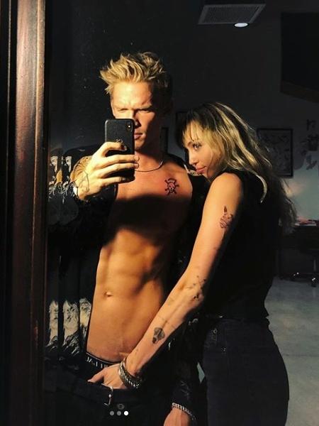 Miley Cyrus posa ao lado de Cody Simpson com mão boba - Reprodução/Instagram