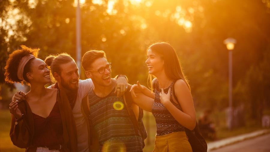 Manter laços de amizade é fundamental para o desenvolvimento social e psicológico do ser humano - iStock