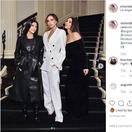 Kim e Kourtney Kardashian posam ao lado de Victoria Beckham - Reprodução 