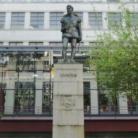 Estátua de Camões em frente à biblioteca