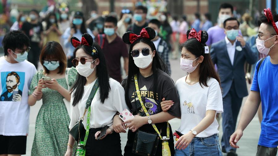 Turistas usam máscaras na Disney Xangai - China News Service/Getty Images