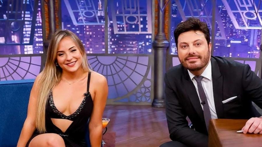Gabi Martins no programa de Danilo Gentili; cantora confirmou affair com o apresentador - Reprodução/YouTube