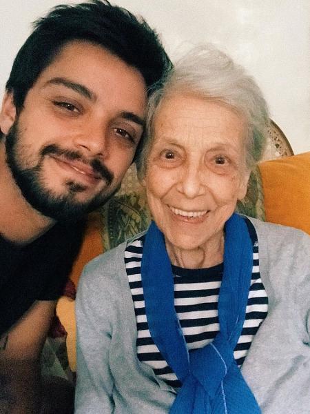 O ator Rodrigo Simas ao lado da avó, Ivone - reprodução/Instagram