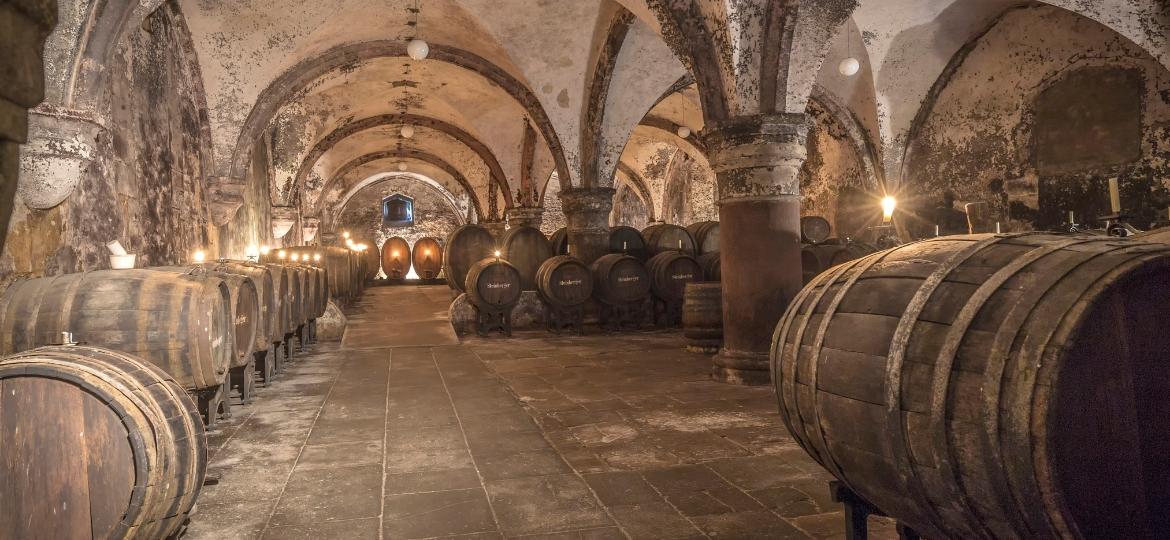 Barris de vinho em monastério na Alemanha - Getty Images