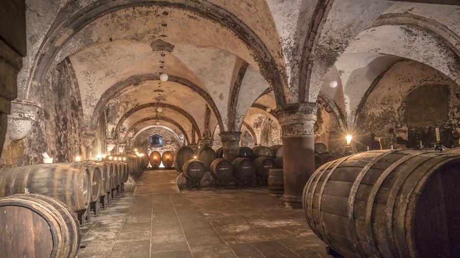 Vinhos em diferentes vinícolas pelo mundo estão passando tempo demais nos barris - Getty Images