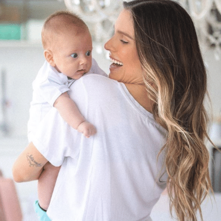 Flávia Viana com o filho Gabriel, de 2 meses; Ex-BBB informou que apesar de internação, bebê está bem  - Reprodução/Instagram/@flavia_viana