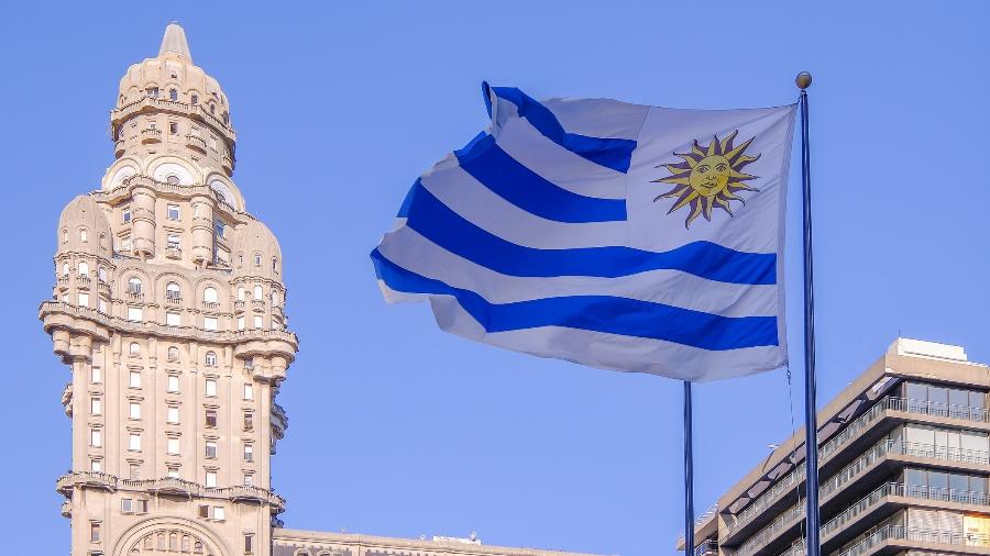 Bandeira do Uruguai na Praça Independência, em Montevidéu; ao fundo, o Palacio Salvo - Getty Images/iStockphoto