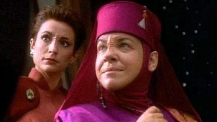 Camille Saviola (à direita) interpretou Kai Opaka em "Jornada nas Estrelas: Deep Space Nine" - Reprodução