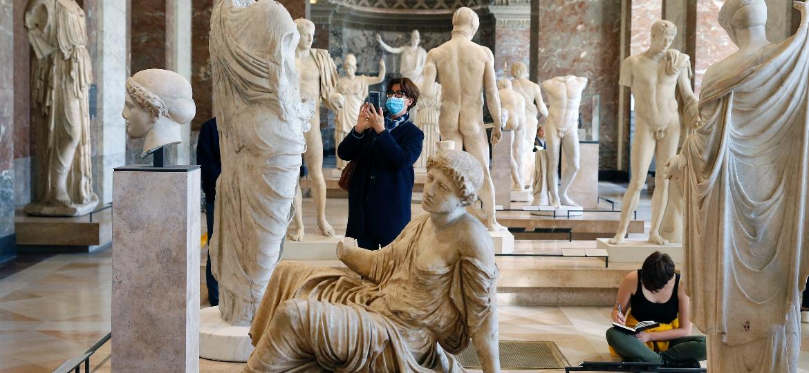 Turistas no Museu do Louvre, em Paris: queda de 70% de visitantes em relação a 2019 - Getty Images