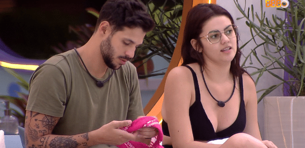 BBB 22: Rodrigo e Eslovênia conversam na área externa