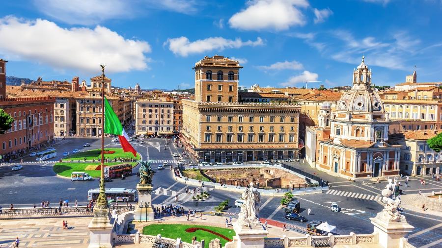 A Piazza Venezia com o Palazzo Venezia (à esquerda), a Basílica Úlpia e os Monumentos Vittorianos, em Roma - Anton Aleksenko/Getty Images/iStockphoto