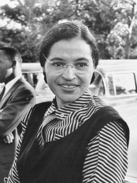 Rosa Parks foi presa porque se negou a ceder seu assento no ônibus para uma pessoa branca, conforme mandava a lei - Wikemedia Commons
