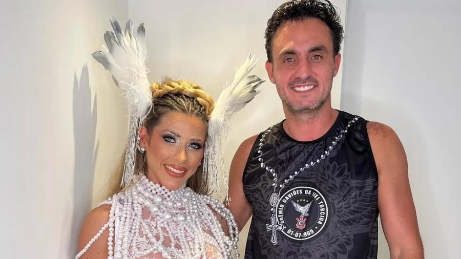 Ana Paula Minerato ao lado do namorado, Wesley Santesso, nos bastidores do ensaio de Carnaval - Reprodução/Instagram