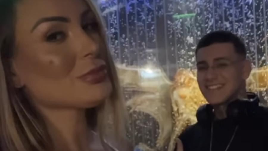 Andressa Urach posa ao lado do filho, Arthur, na boate de entretenimento adulto - Reprodução/Instagram