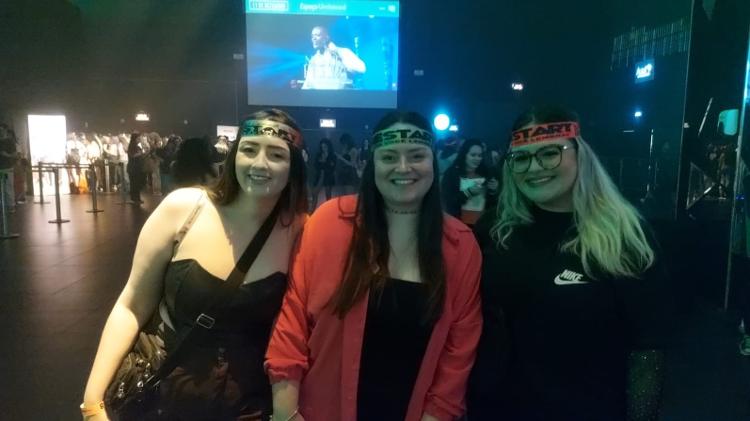 As fãs Bárbara, Brenda e Laila no primeiro show da turnê de despedida da Restart