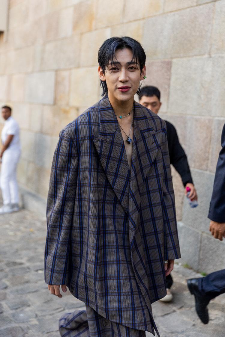 Bambam veste jaqueta xadrez modelo oversize da Louis Vuitton, durante a Paris Fashion Week, no ano passado