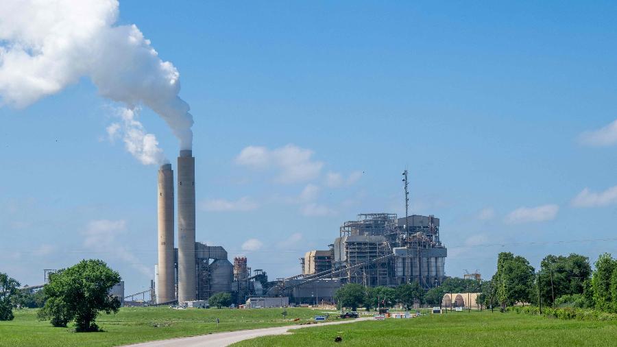 Fumaça emitida por termelétrica a carvão nos EUA - Brandon Bell / Getty Images via AFP