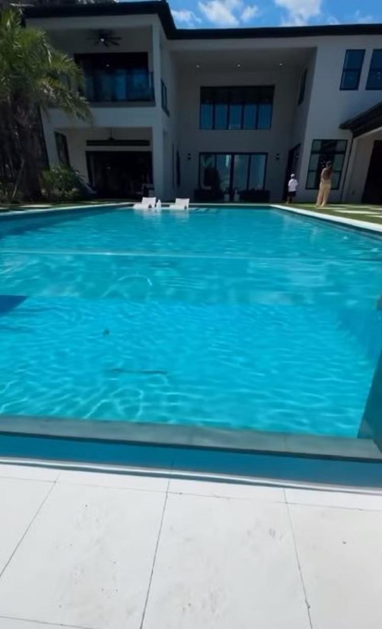 Casa em Orlando tem piscina com borda transparente