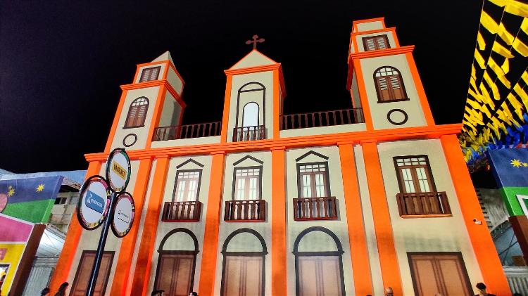 Réplica da Catedral Nossa Senhora da Conceição em tamanho real é um dos destaques da cidade cenográfica do Parque do Povo, em Campina Grande (PB)