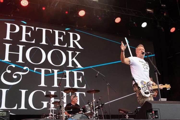 Peter Hook and The Light apresenta no Brasil coletâneas de mesmo nome das suas ex-bandas Joy Division e New Order