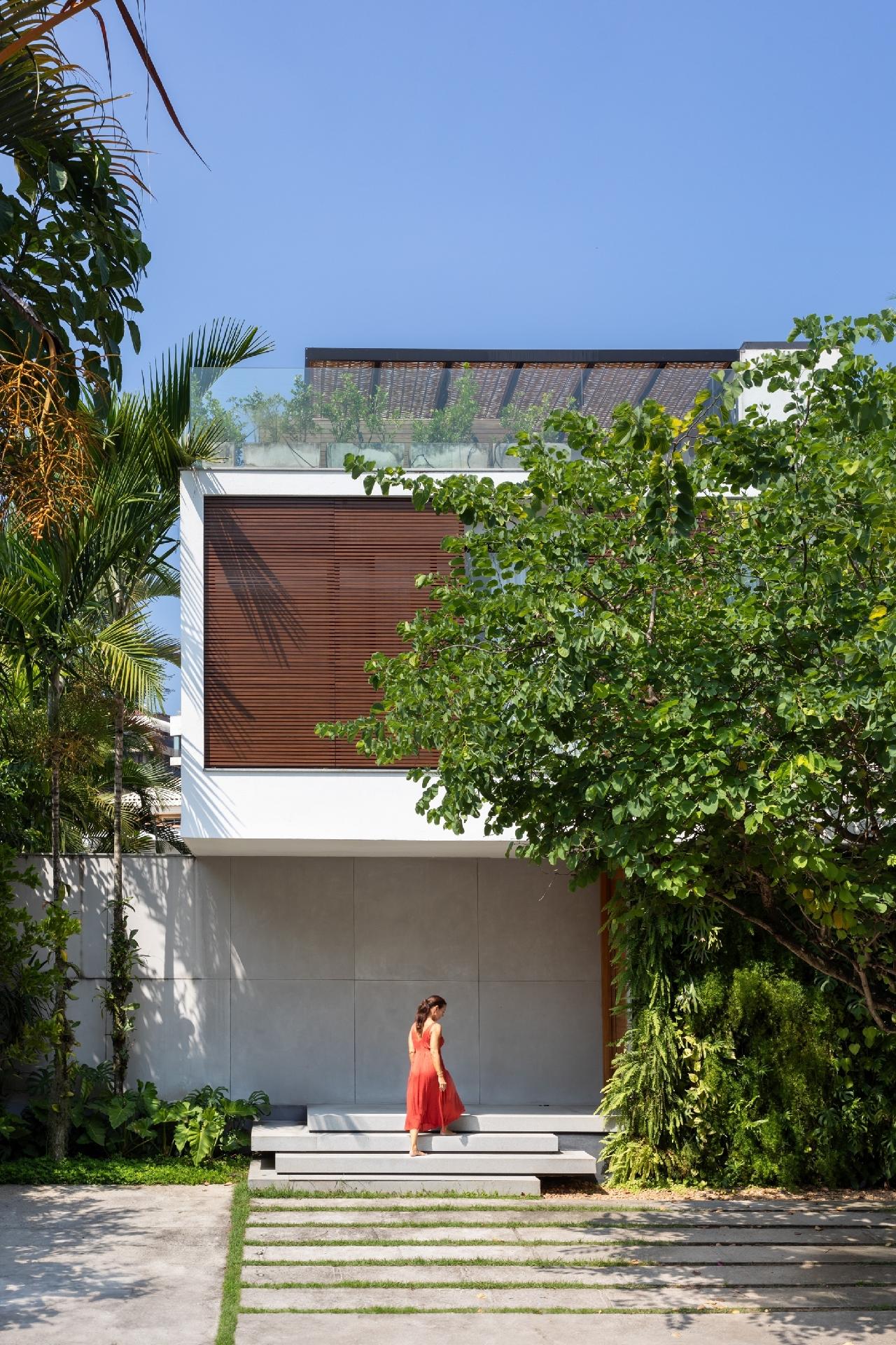 Terreno compacto e estreito: começava assim o desafio desta casa na Barra da Tijuca, no Rio de Janeiro. Em uma área de 290 m², a solução pensada pelos arquitetos Ana Luisa Cairo e Gustavo Prado, do escritório A+G Arquitetura, foi verticalizar. Assim, a casa para a família que tem filhos já crescidos totaliza 300 m², com espaços verdes, piscina no térreo e uma generosa área de lazer na cobertura. - Luiza Schreier/Divulgação
