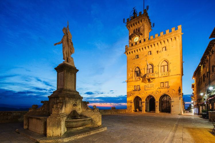 The Palazzo Pubblico e a Statua della Libertà de Stefano Galletti (1876)