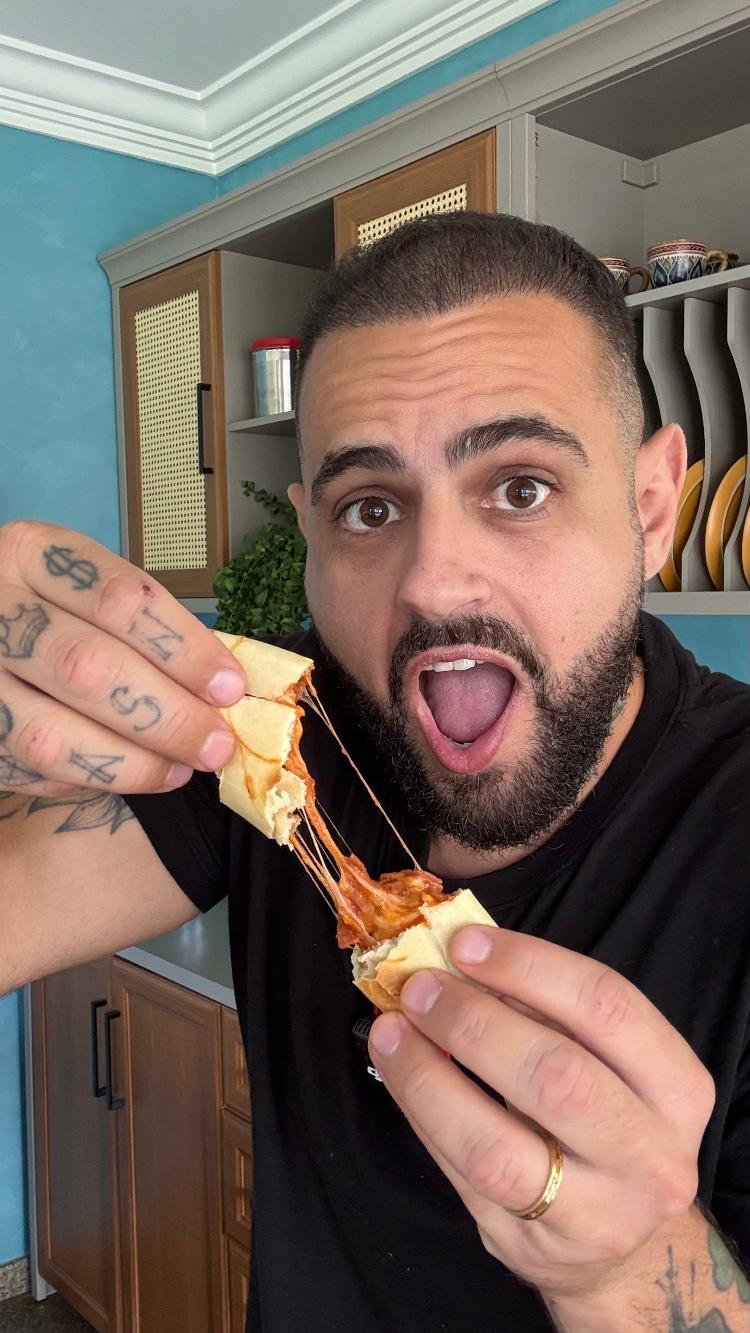 Caio testa o rolinho primavera de pizza na estreia do programa Caio testa o rolinho primavera de pizza na estreia do programa