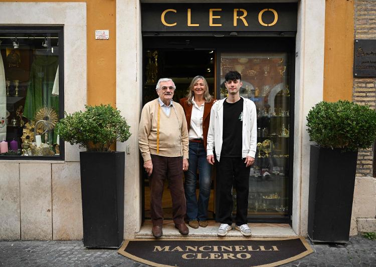 Raniero Mancinelli, o neto e sua filha em frente à loja Raniero Mancinelli, o neto e sua filha em frente à loja