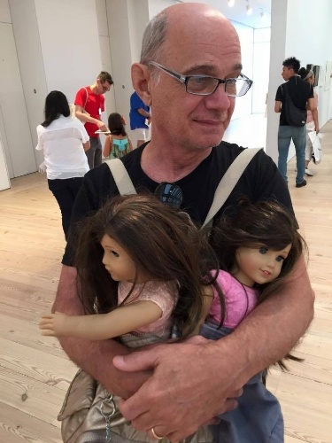 De férias, Boechat aparece com as bonecas das filhas nos braços. "Aí você está de férias num museu com a família e demora para entender por que as pessoas estão te olhando como quem olha para as obras de arte na parede", brincou o jornalista em seu perfil no Facebook