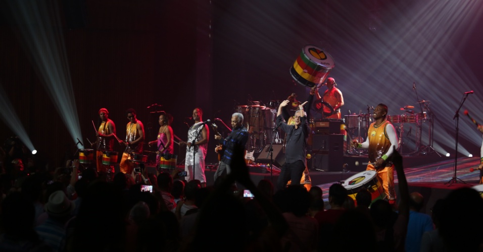 16.ago.2015 - Caetano Veloso, Gilberto Gil e Olodum se apresentaram juntos no Globo de Ouro Palco Viva Axé
