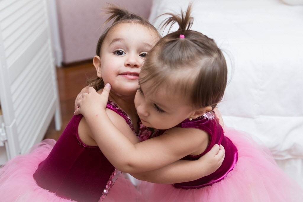 Quando estão despertas, as duas gostam de inventar brincadeiras e se divertirem juntas. "Elas são bem unidas, como eu queria ser com um irmão quando era criança. Quando uma não está, a outra logo pergunta, quer saber o motivo", afirma - Aline Arruda/UOL