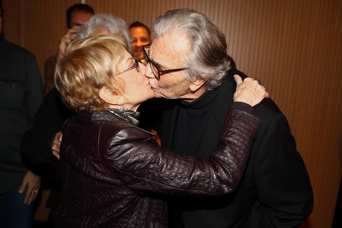 5.set.2015 - Glória Menezes beija o marido, Tarcísio Meira. Depois de 25 anos longe dos palcos, Tarcísio Meira volta a atuar na peça "O Camareiro", no Teatro Porto Seguro, em São Paulo. - Manuela Scarpa e Marcos Ribas/Photo Rio News