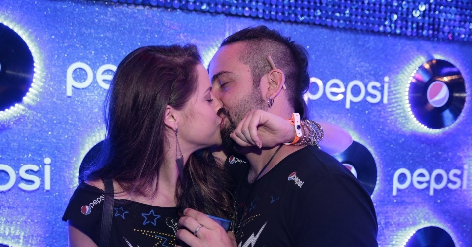 20.set.2015 - Agatha Moreira, a Giovanna de "Verdades Secretas", beija o namorado, o cineasta Pedro Nicoll, em camarote do Rock in Rio