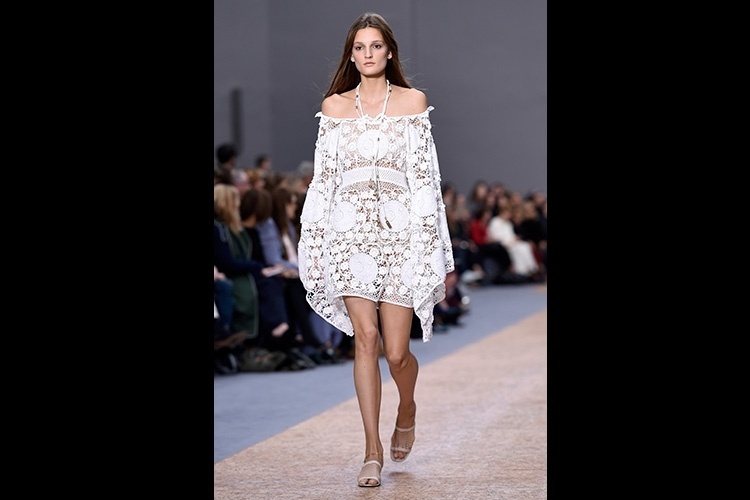 Vestido branco Chloe na Semana de Moda de Paris - AFP