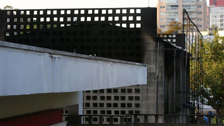 3.fev.2016 - Incêndio atinge parte do acervo da Cinemateca Brasileira, em São Paulo  - Marcos Bezerra/Futura Press/Estadão Conteúdo 
