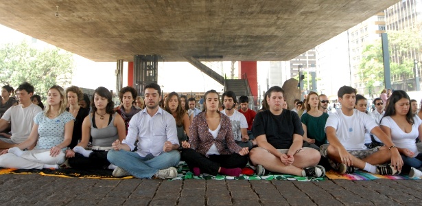 Meditação coletiva e guiada no vão do Masp acontece na quinta (28), às 12h - Divulgação - Divulgação