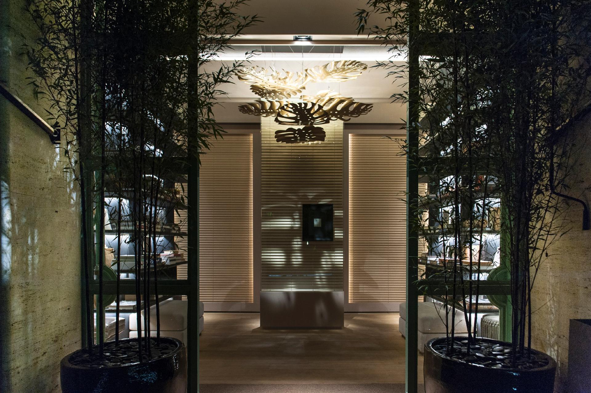 Feita com metal pintado no padrão ouro velho e lâmpadas LED voltadas para o teto, gerando uma luminosidade rebatida, a luminária Costela-de-Adão é um dos destaques do Hall e Biblioteca, na Casa Cor SP. O pendente é formado por folhas, que lembram as folhagens homônimas, em dois tamanhos 60 cm e 70 cm - Katia Kuwabara/UOL