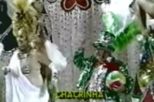 A única vez que Chacrinha desfilou na Sapucaí foi em 1987 pela Império Serrano, que trouxe o enredo "Quem não se comunica, se trumbica". O apresentador saiu ao lado de Elke Maravilha - Reprodução/Youtube - Reprodução/Youtube